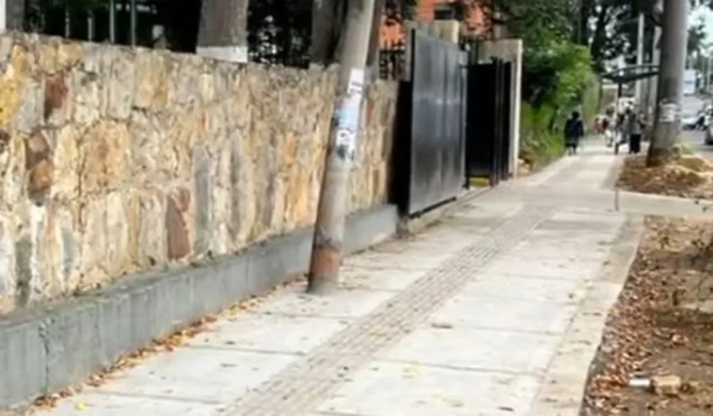 Reconstrucción de andenes en el sector urbano